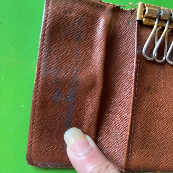 Bundle of pre loved 2 LV, 1 Gucci and 1 Cartier compact coin wallet. - Picture 8 of 12